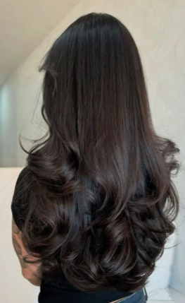 Long hair volume blow-drying for wavy ends