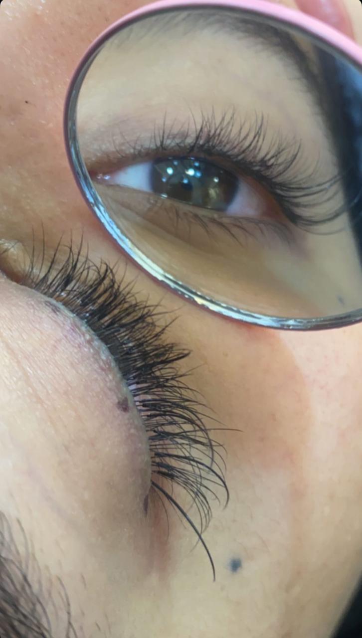 Wispy monthly eyelashes - on the tip