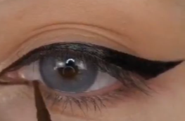 Eyeliner drawing