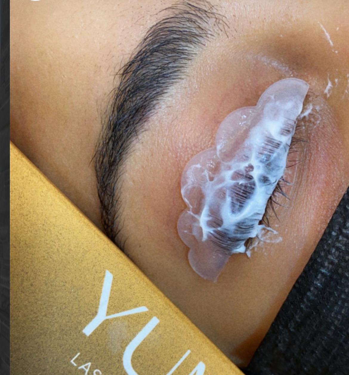 eyelashes removal